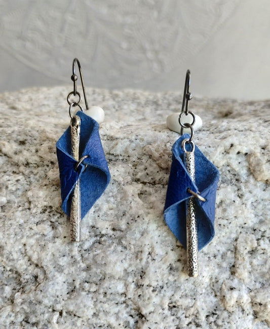 Leather dangle earrings blue and silver with silver bar